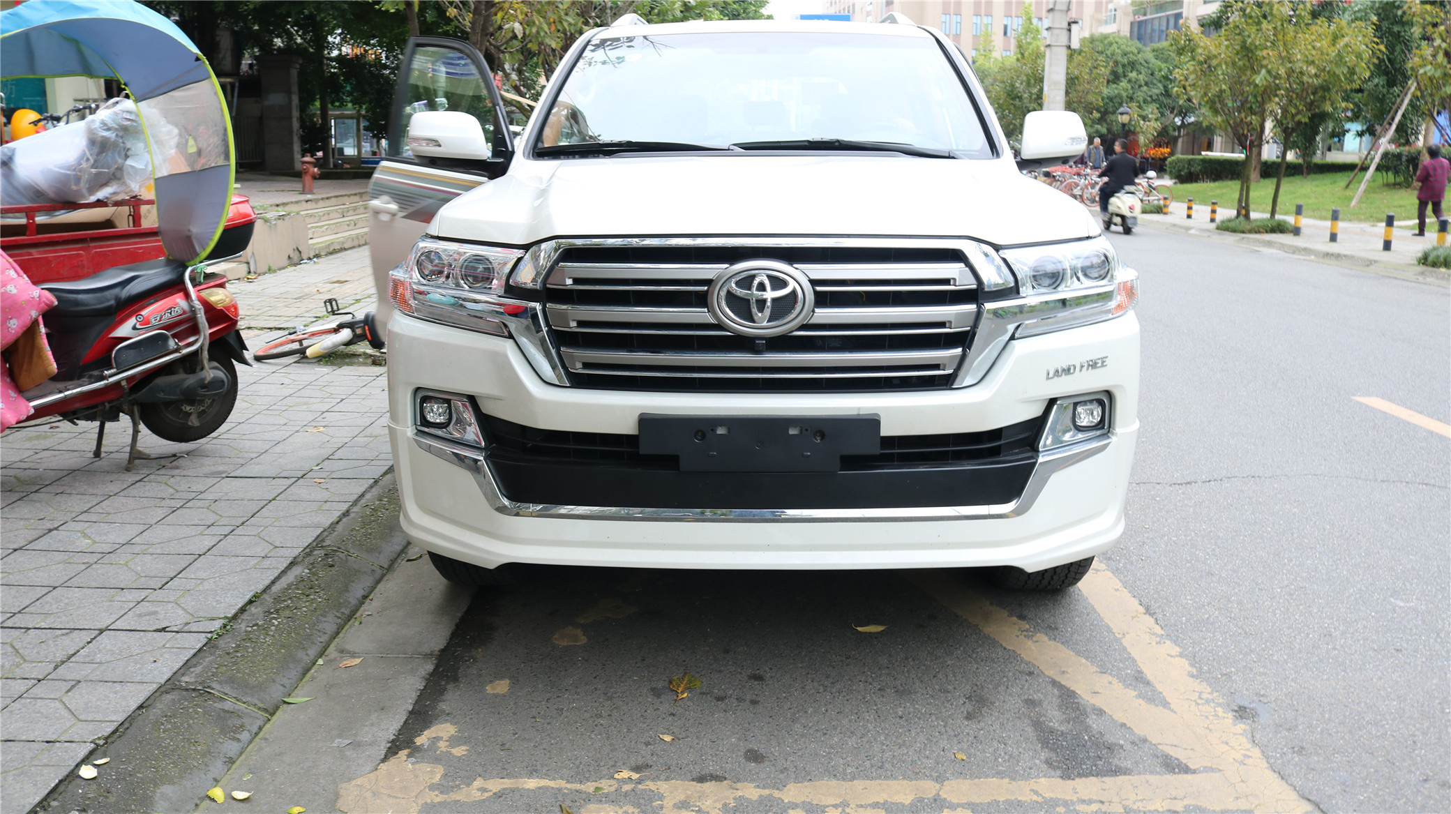 成都豐田蘭德酷路澤車燈改裝四透鏡激光大燈