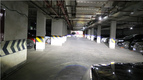 jeep大指揮官車(chē)燈改裝激光大燈后近光效果展示